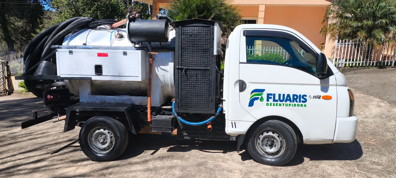Caminhão de desentupimento da Fluaris Desentupidora em Curitiba